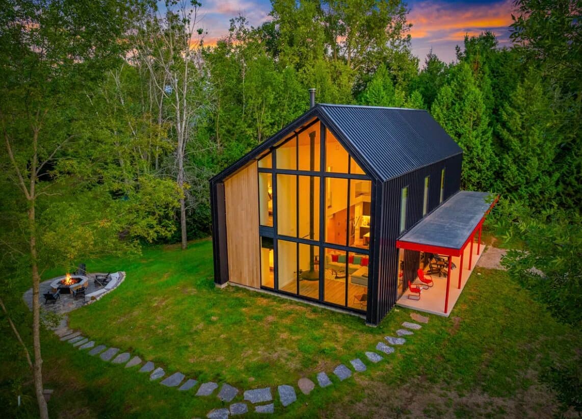 The Fernweh House yard and outdoor grounds