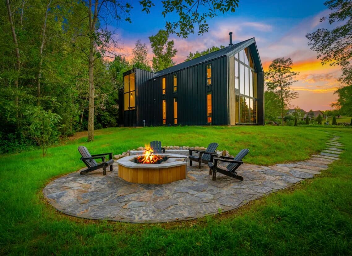 Outdoor firepit lounge